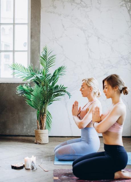 Mujeres haciendo yoga/PEXELS
