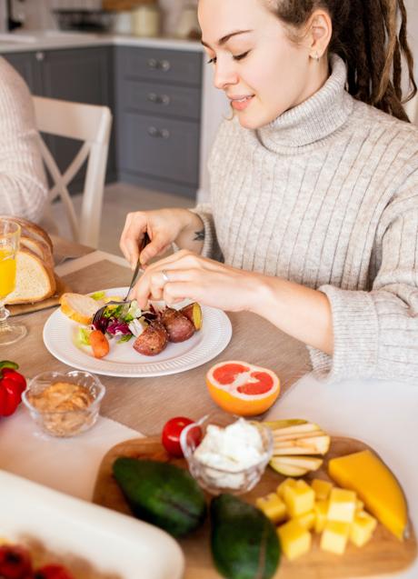 Mujer desayunando/PEXELS