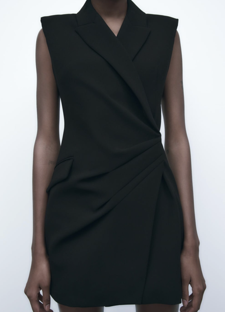 Un chaleco que funciona como vestido y como chaqueta continúa disponible en las rebajas de Zara. (Foto: ZARA)