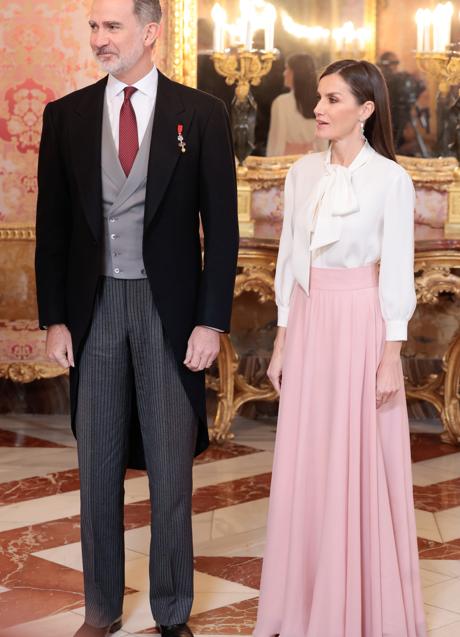Queen Letizia eligió unos originales pendientes de colores para dulcificar aún más su look rosa.  (Foto: GTRES)