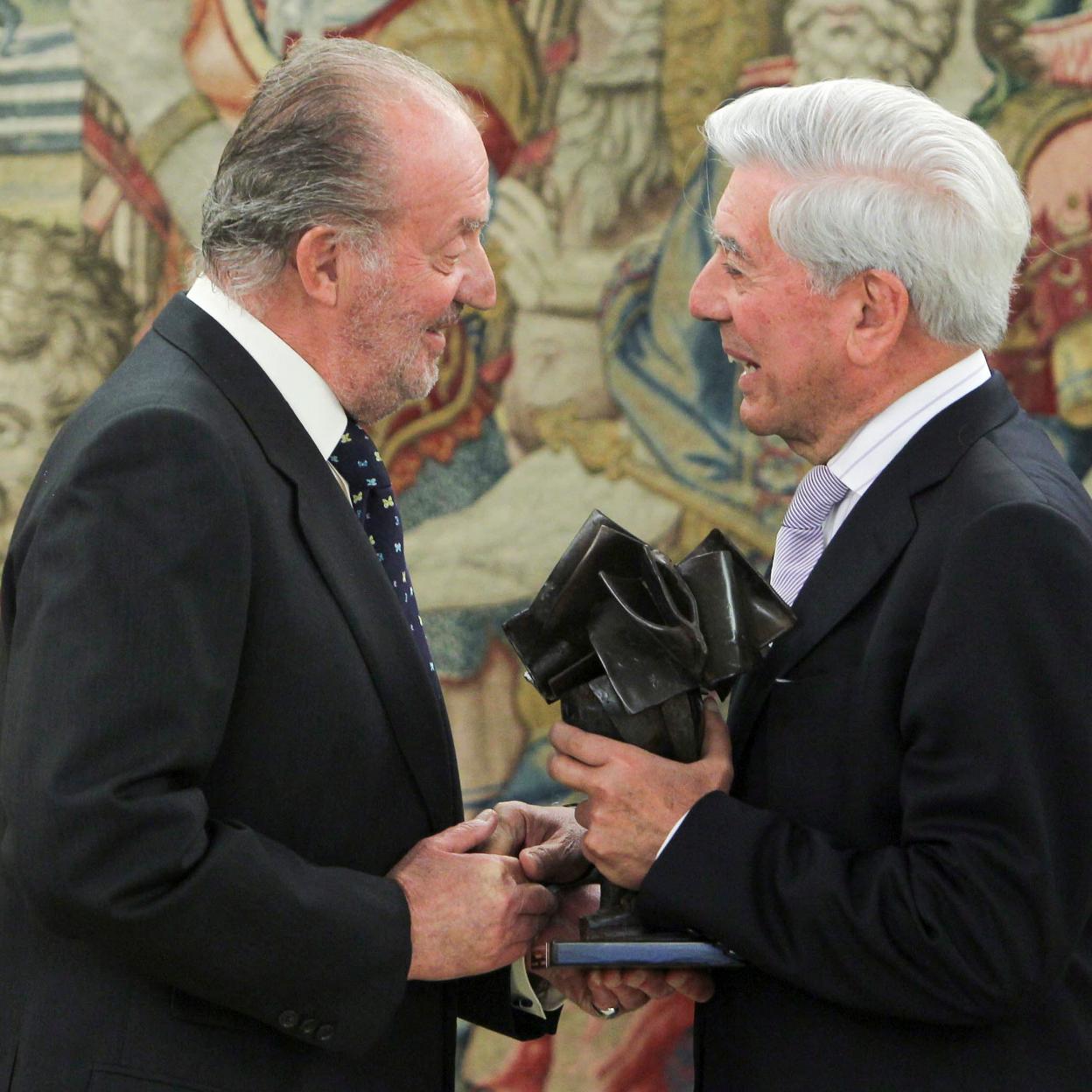 Juan Carlos I y Mario Vargas Llosa./GTRES