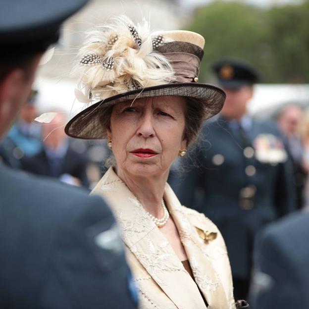 El look british con pantalones de cuadros de la princesa Ana que puedes conseguir en versión asequible