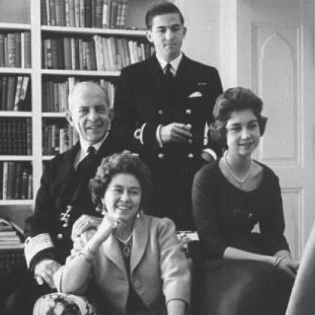 La reina Sofía junto a su padre, el rey Pablo I de Grecia; su madre, la reina Federica; y sus hermanos, Constantino e Irene.