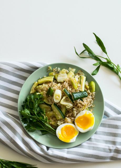 Brown rice dish with egg and vegetables/PEXELS