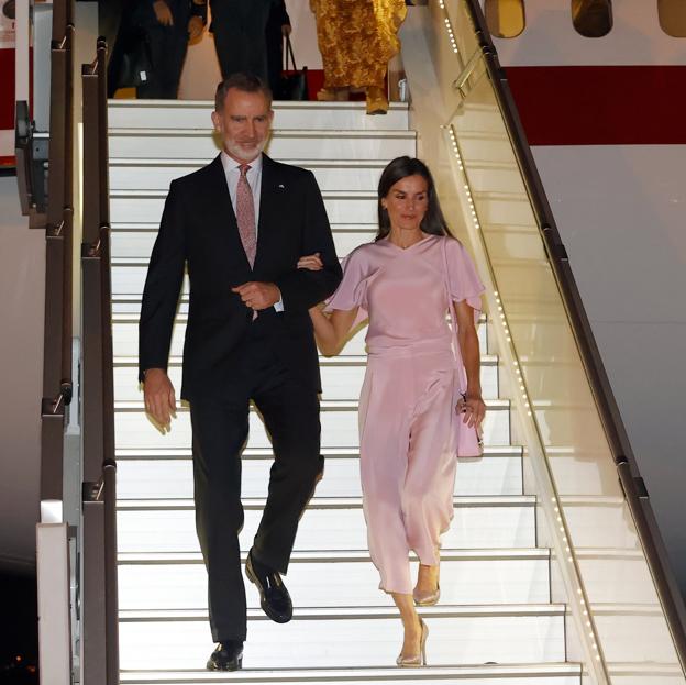 El rey Felipe y la reina Letizia bajando del avión.