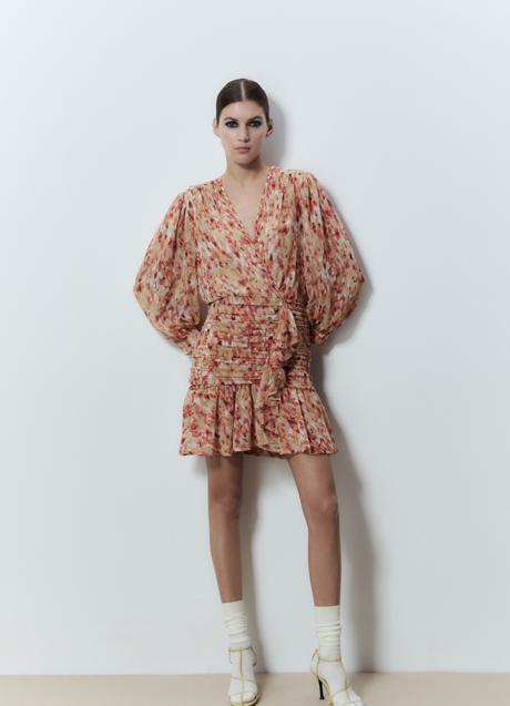 Vestido estampado con fruncidos, 35,99€.