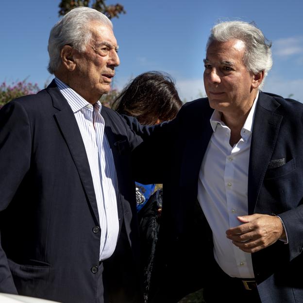 Mario Vargas Llosa y su hijo Álvaro.