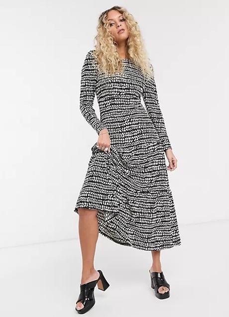 Vestido estampado en blanco y negro de Topshop. Foto: Asos.