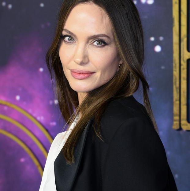 El perfume favorito de Angelina Jolie es este floral y asequible que huele de maravilla