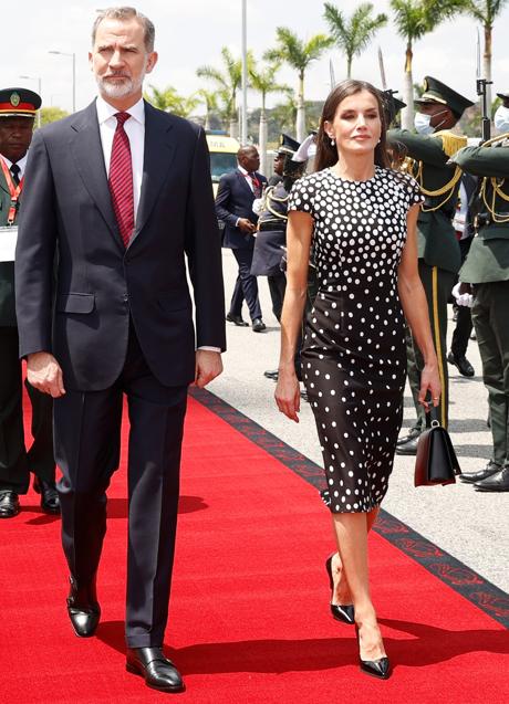 La reina Letizia en Angola con vestido de lunares de Juan Hidalgo.