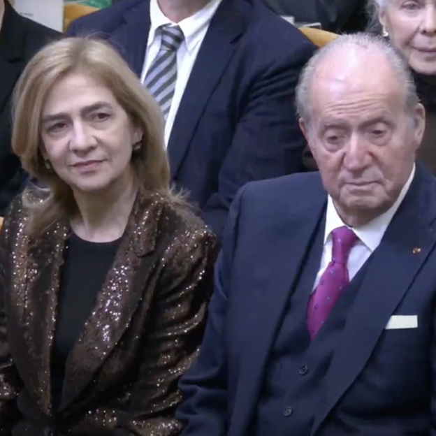 El rey Juan Carlos y la infanta Cristina, durante la ceremonia de ingreso de Mario Vargas Llosa a la Academia Francesa.