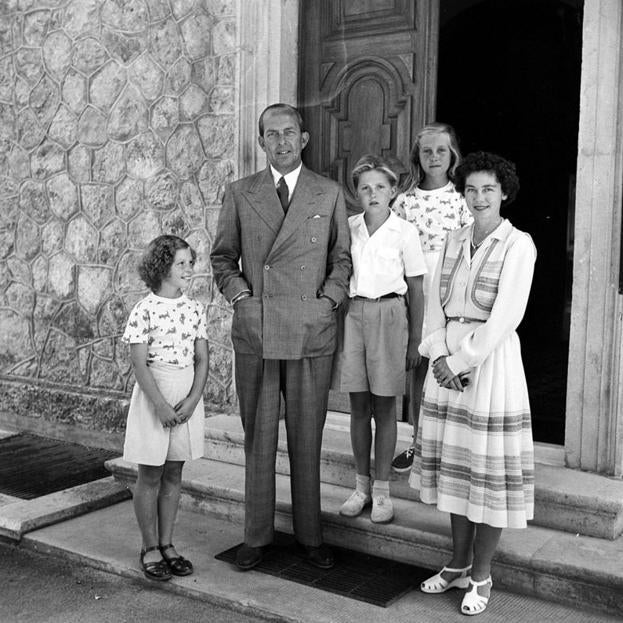 La reina Sofía junto a sus padres y hermanos, antes de irse al internado alemán.