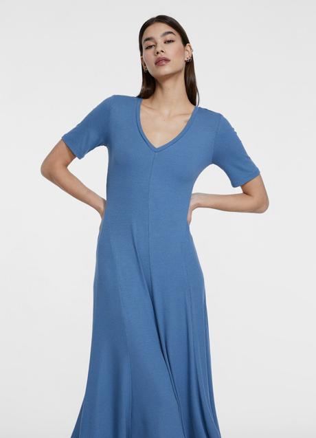 Vestido midi de canalé de Stradivarius (25,99 euros)