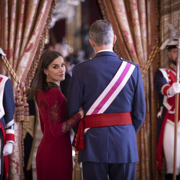 Miradas cómplices, abrazos y gestos de amor en la relación de pareja de Felipe y Letizia: por qué los reyes sí van a celebrar San Valentín