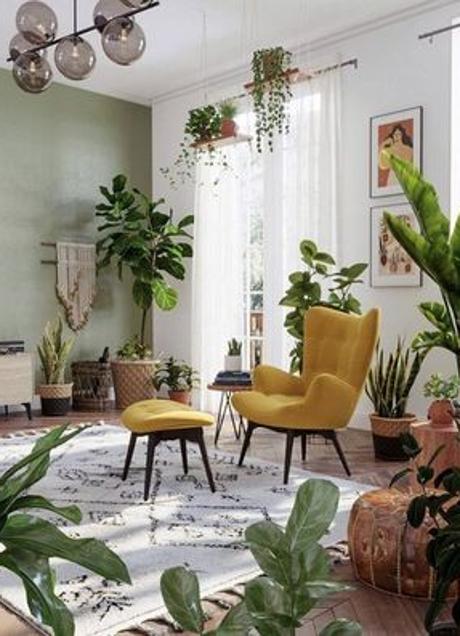 Las plantas dan un toque verde a una estancia cuyo elemento central es un sillón amarillo mostaza. 