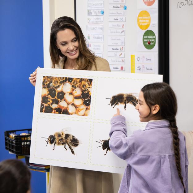 Angelina Jolie en la Bee School de Guerlain