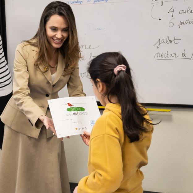 Angelina Jolie en la Bee School de Guerlain