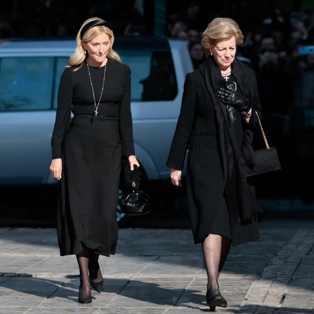 Marie-Chantal Miller llegó al funeral acompañada de su suegra Ana María, viuda de Constantino de Grecia.