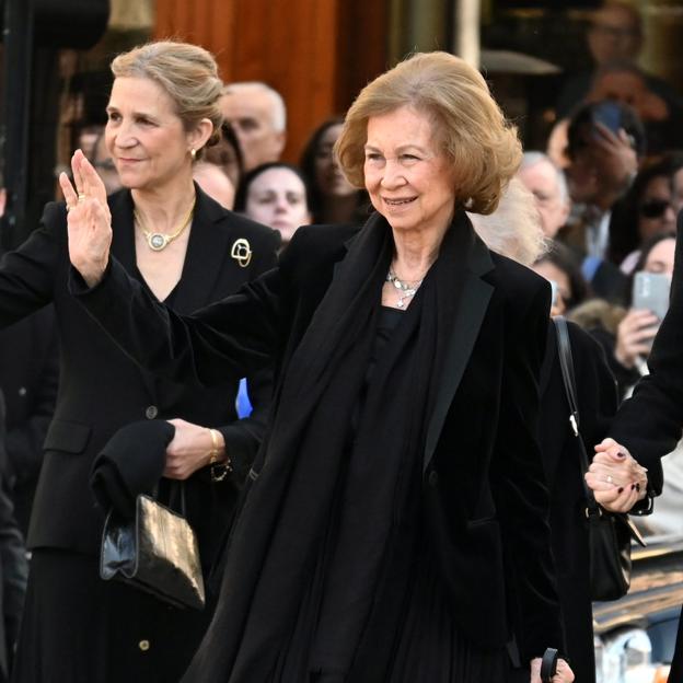 La reina Sofía (con las infantas Elena y Cristina), la más elegante en el funeral de Constantino de Grecia con una blazer que puedes comprar en Mango