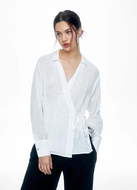 Blusa blanca cruzada de Pull & Bear (22,99 euros)