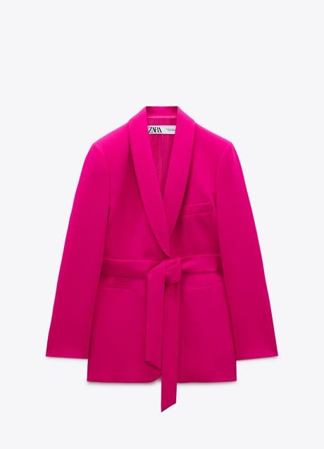 Americana rosa con cinturón de Zara (65,95 euros)