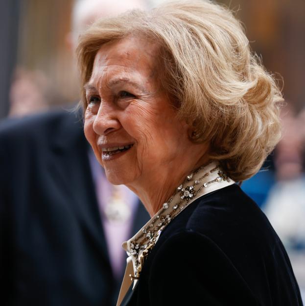 La reina Sofía retoma su agenda tras el funeral de Constantino de Grecia con esta elegante y original camisa que está baratísima en El Corte Inglés