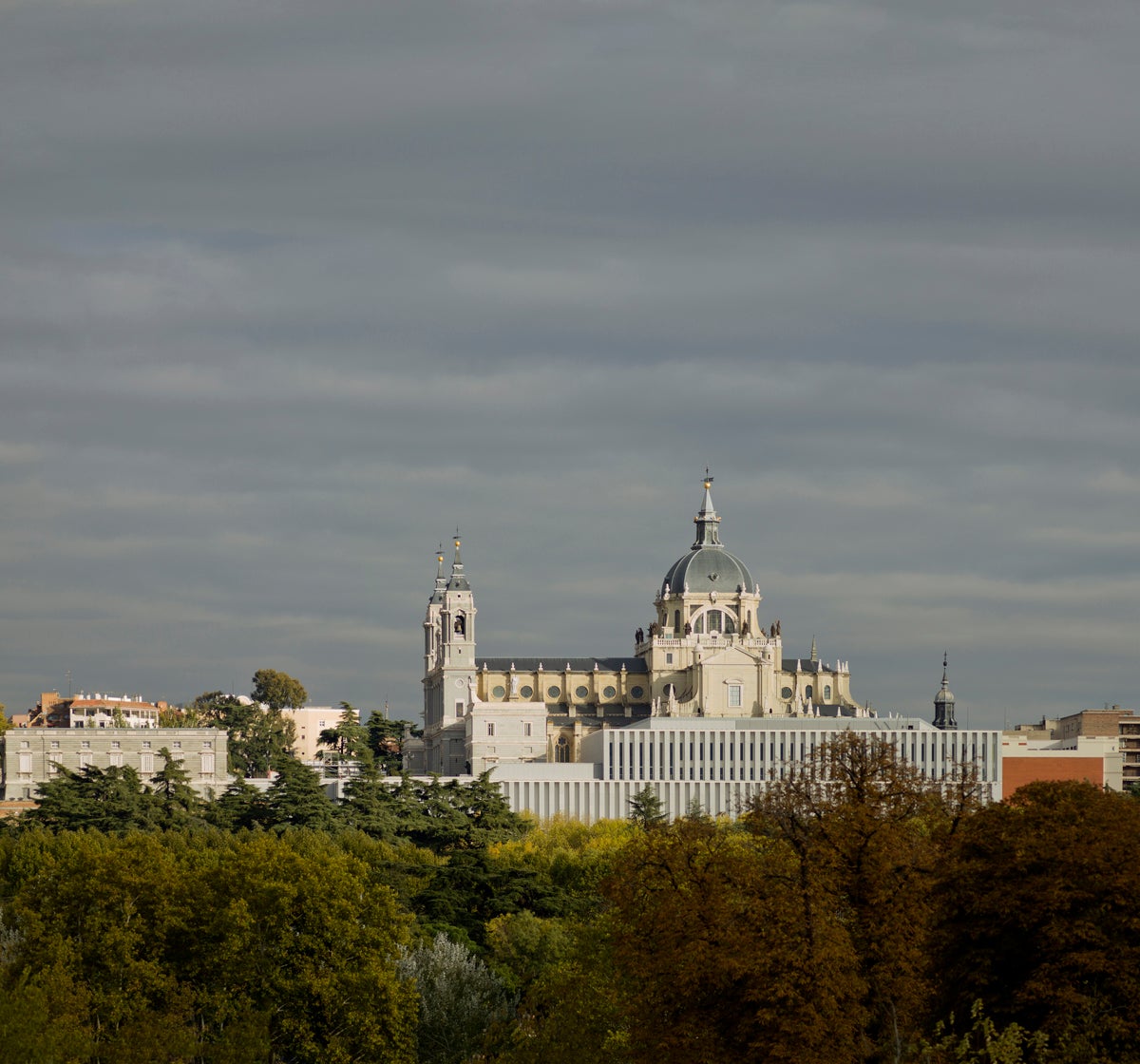 Vista de la Galería de las Colecciones Reales y la Catedral de la Almudena desde el Campo del Moro. /galería colecciones reales