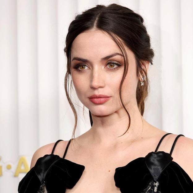 Ana de Armas arrasa con un espectacular peinado en los SAG: coleta con lazo de terciopelo y mechones delanteros