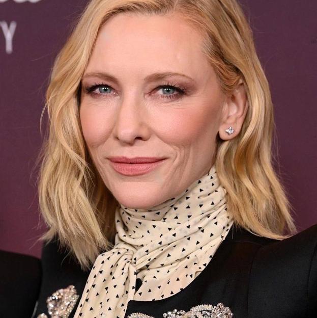 Cate Blanchett tiene la elegante chaqueta militar de moda que puedes comprar made in Spain