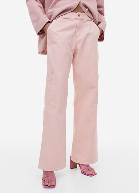 Pantalón rosa con bolsillos de H&M (29,99 euros)