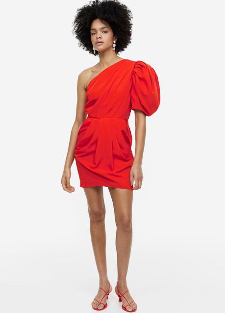 Vestido asimétrico de color rojo de H&M (45,99 euros)