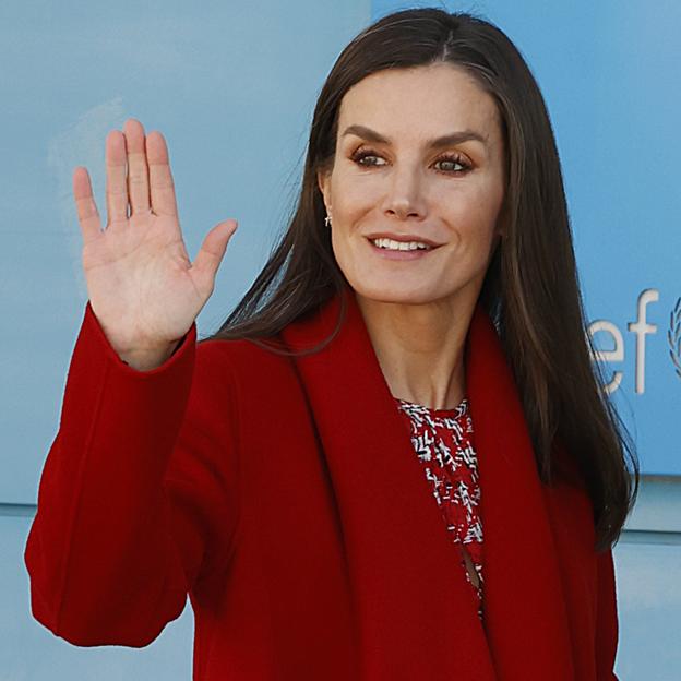 La reina Letizia con un abrigo rojo.