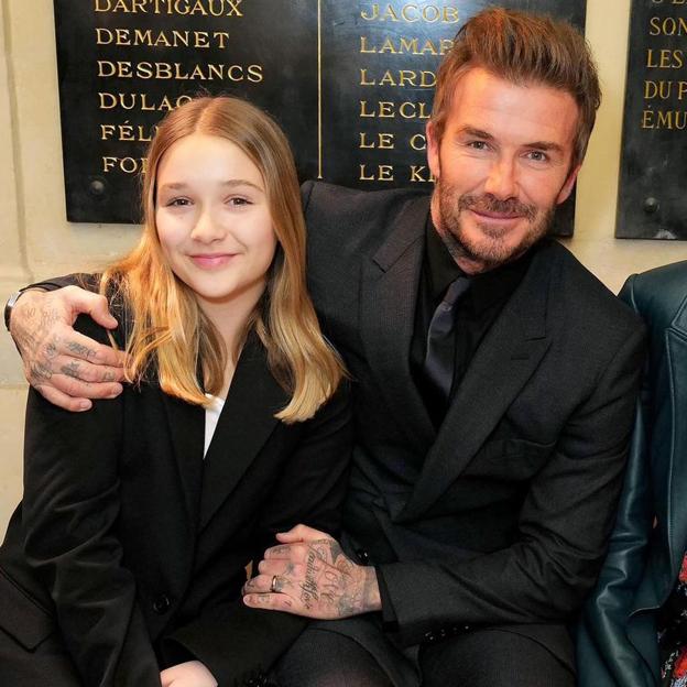 Harper Beckham, un icono de estilo en la Semana de la Moda de París: así es el look que ha llevado a juego con David Beckham