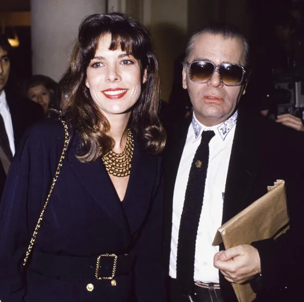 Carolina de Mónaco y Karl Lagerfeld en un evento en los años 90./gettyimages