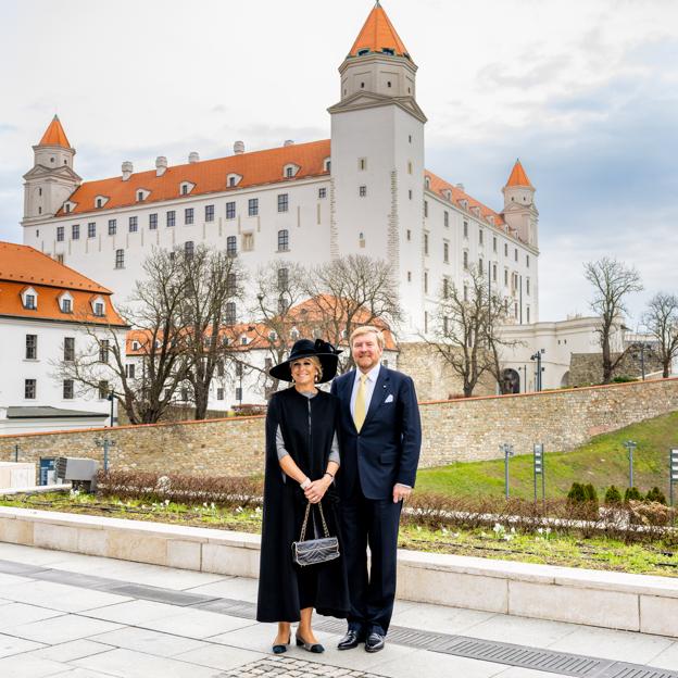 Los reyes de los Países Bajos ante el castillo de Brtislava. 