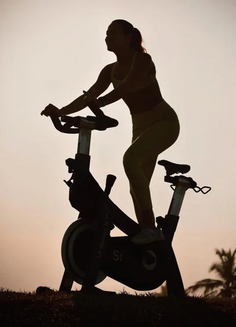 Woman doing spinning/@SICLO