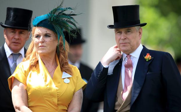 Sarah Ferguson y el príncipe Andrés en las carreras de Ascott.