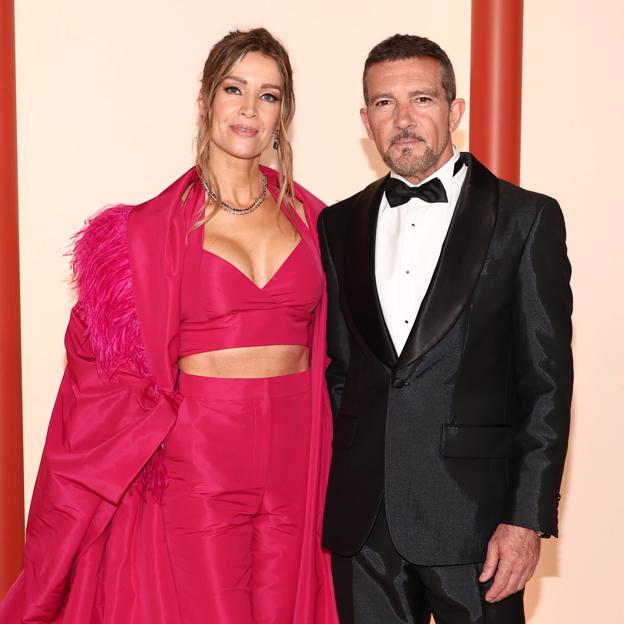 La pareja posa emocionada en la alfombra roja de los Oscar 2023