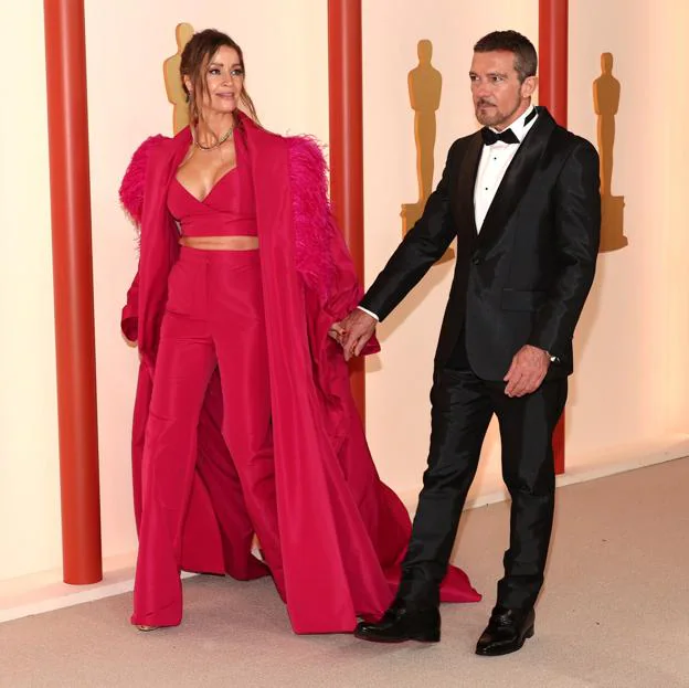 El look de Antonio Banderas en los Oscar 2023: apuesta por el made in Spain y derrocha elegancia junto a Nicole Kimpel