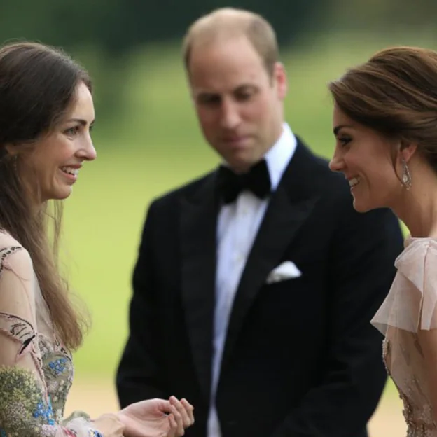 Rose Hanbury habla en una fiesta con Kate Middleton y el príncipe Guillermo, antes de destaparse los rumores de infidelidad de la marquesa de Cholmondeley con el duque de Cambridge. 