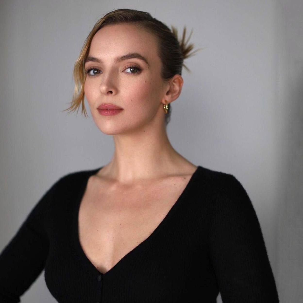 Consigue un cuello, escote y contornos definidos y firmes como los de Jodie Comer con estos sérums/@BABSKYMAKEUP