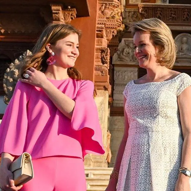 look de estilo letizia: Elisabeth de Bélgica copia a la princesa Leonor con  un total look rosa muy elegante y fácil de copiar | Mujer Hoy