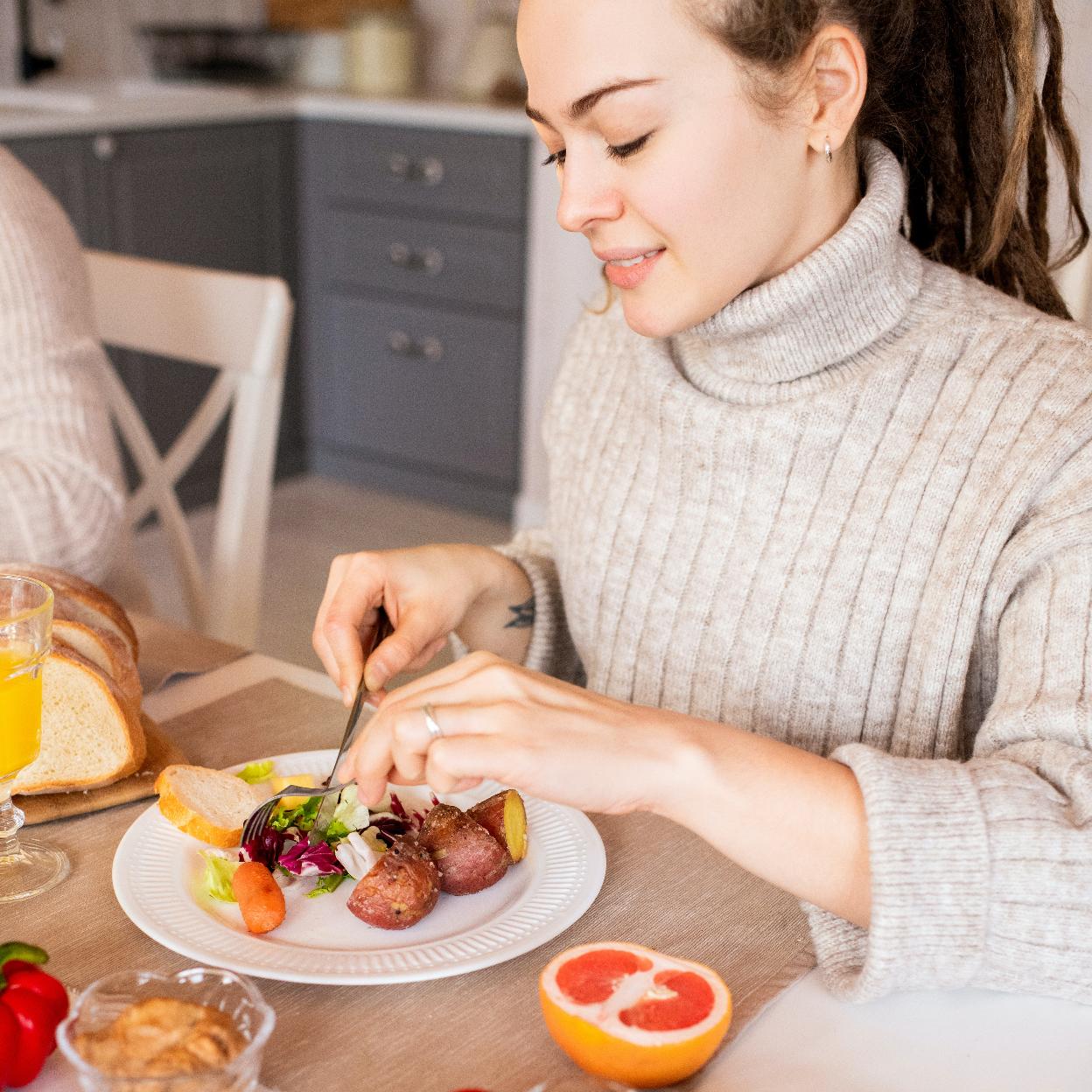 Mujer comiendo/PEXELS