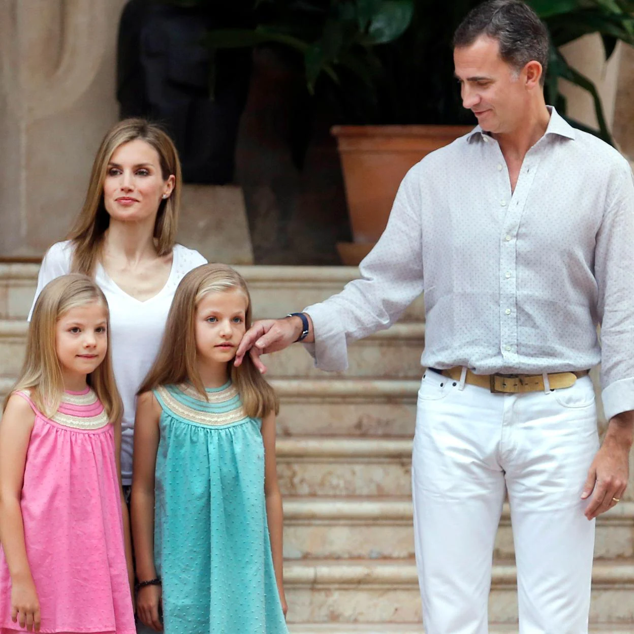 El rey Felipe VI es un padre cariñoso que no se reprime gestos tiernos con sus hijas. /getty images