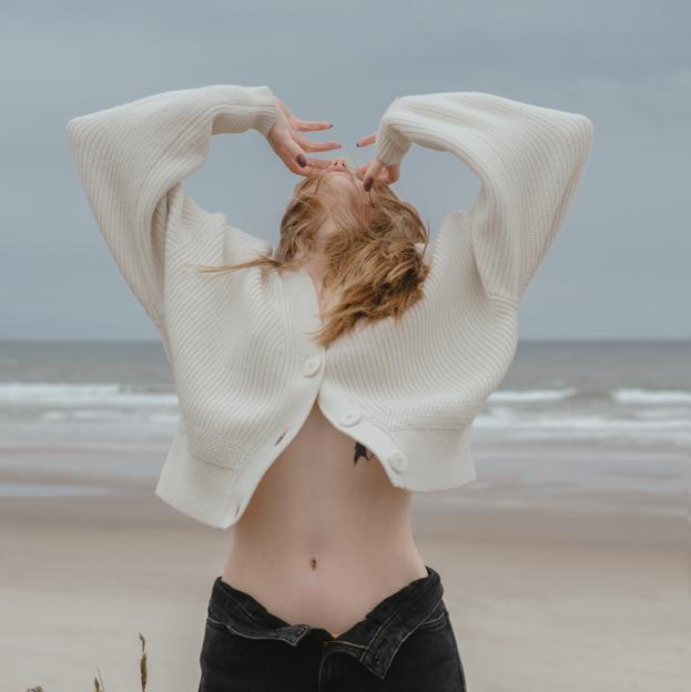 Mujer con abdomen plano