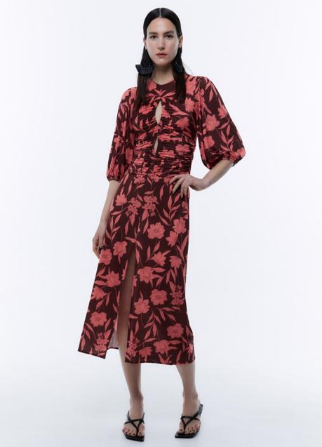 Vestido con estampado de flores de Sfera (29,95 euros)