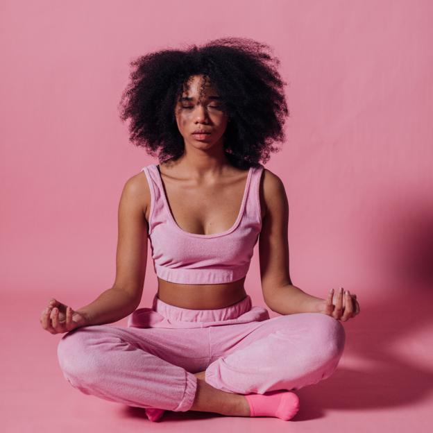 Mujer haciendo yoga