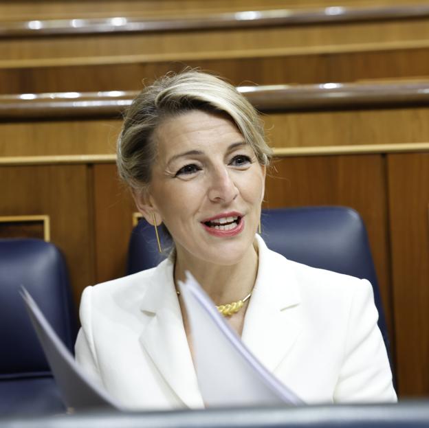 Yolanda Díaz arrasa con su look más elegante en la moción de censura: un traje blanco con truco que estiliza y favorece