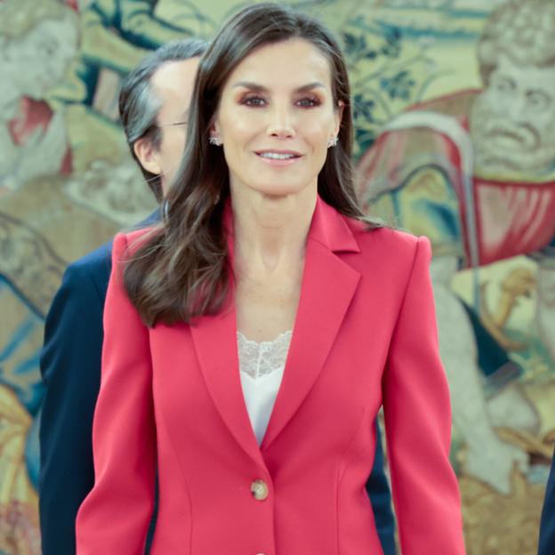 La reina Letizia estrena traje rosa y zapatos de tacón cómodo, el look de primavera más favorecedor