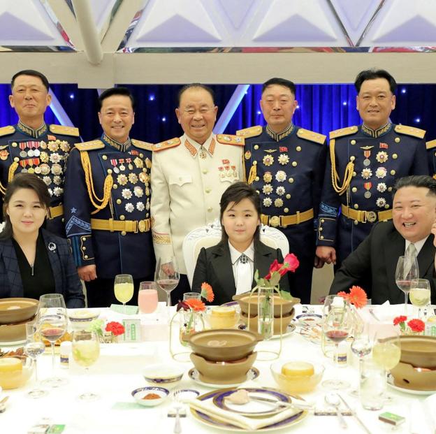 Kim Jong-un junto a su mujer, Ri Sol Yu, y su hija, Kim Ju Ae. 